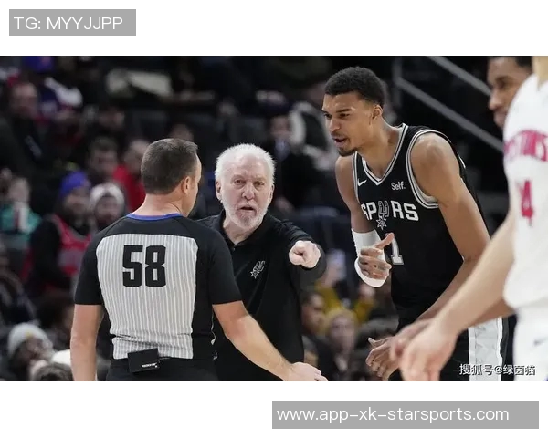 维金斯突破禁区高打板文班亚马展现超凡身高送出精彩钉板大帽