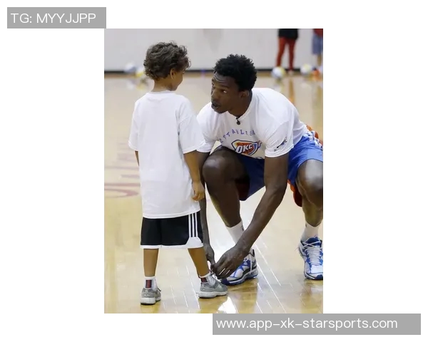 大球后退失足鞋子滑落意外摔倒引发全场哄笑的囧事 大球后退失足鞋子滑落意外摔倒引发全场哄笑的囧事