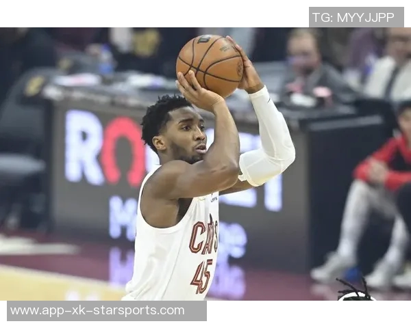 米切尔全场最高35分助球队获胜展现领袖风范与出色表现 米切尔全场最高35分助球队获胜展现领袖风范与出色表现