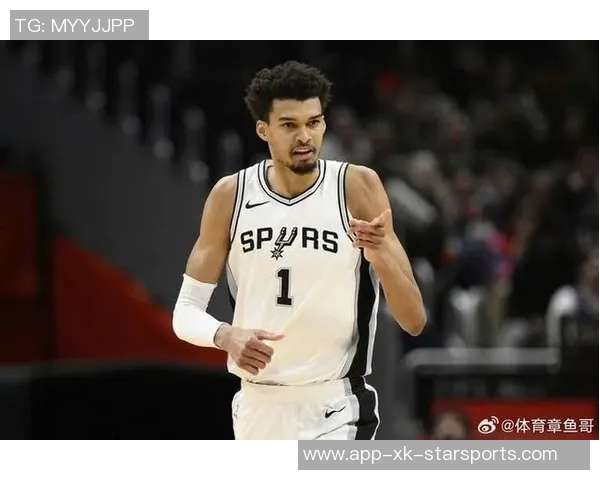 光头球星文班亚马与凯尔登赛后携手三位主场球迷合影留念